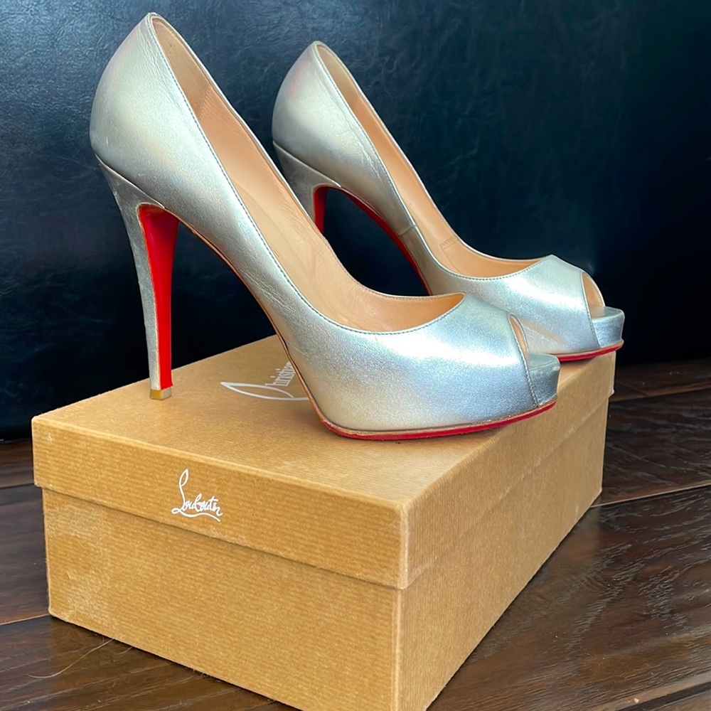 SOLD Christian Louboutin Very Prive 120 Silver leather peep toe pumps size EU38